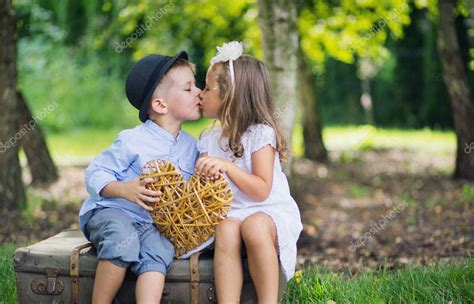 Sam and kendra sat quietly through all of this, respecting their elders, waiting to see if anything arose that could benefit from their involvement. Fine picture of two cute kids kissing each other — Stock ...