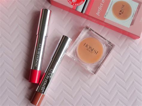Makeup, Beauty and More: Honest Beauty Truly Kissable Lip Kit