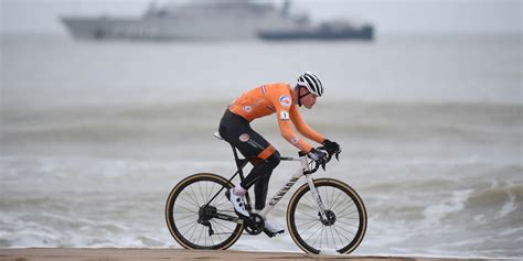 In de slotfase maakte van aert een klein foutje en profiteerde van der poel. Mathieu Van der Poel est champion du monde de cyclo-cross ...