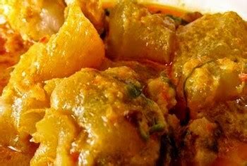 Masukkan bumbu halus dan air. Resep Kikil Sapi Empuk dan Pedas