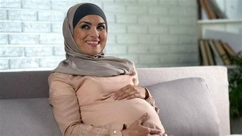 Doa ini bertujuan agar ibu yang sedang hamil beserta janinnya diberi keselamatan dan kesehatan jasmani dan rakhaninya. 7+ Amalan Ibu Hamil Menurut Islam, Yuk Lakukan Moms! | Orami