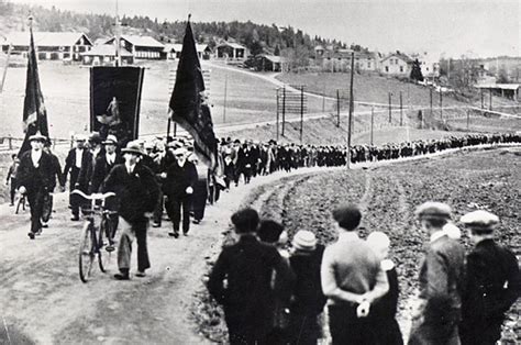 Den handlar om en utdragen strejk på trettiotalet, då lågavlönade arbetare i ådalen ordnade ett stort demonstrationståg mot de avskydda strejkbryterna. Vi bor på landet: Ådalen 1931.........