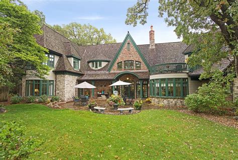 The original english tudor started in england during the 15 th century when the british monarchs were reigning in the country. Tudor Style Home - The Symbol Of England | Architektur ...