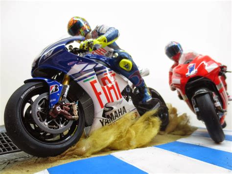 Stoner storms into the lead off the line, jorge lorenzo crahes out with a spectacular highside, and the rossi vs stoner begins. Racing Scale Models: Diorama - Casey Stoner VS Valentino ...