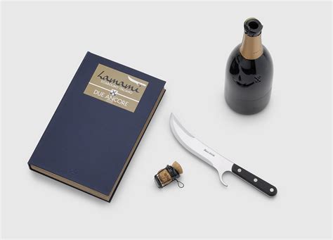 A sabre (sometimes spelt saber in american english) is a type of backsword with a curved blade associated with the light cavalry of the early modern and napoleonic periods. Sciabola champagne in paperstone - La Cort Store