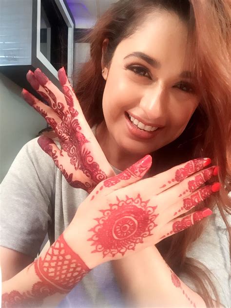 Select from premium yuvika chaudhary of the highest quality. Yuvika Chaudhary shares her Mehendi moment! - Bollywood ...