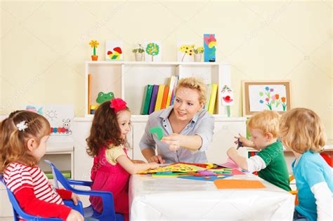 Material interactivo de sílabas para preescolar y primaria. Imágenes: niños de preescolar en el aula | niños en edad preescolar en el aula — Foto de stock ...