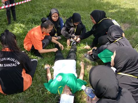 John ambulance of malaysia (sjam) blankets and powdered milk which was handed over to lighthouse hope society, ipoh was distributed to orang asli affected by the flood in gerik, perak. Kadet St. John Ambulans SMK SANZAC menyertai perkhemahan ...