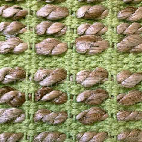 Sa forme ovale très actuelle allègera votre intérieur et lui apportera douceur et raffinement. Tapis de luxe vert fait main en jute et coton par Ligne Pure