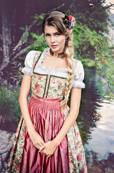 Größte auswahl an brautkleidern in nrw ♥ flagshipstore + brautmoden outlet ♥ top designer brautmode vintage, boho, hippie ♥ vereinbare jetzt deinen termin Lena Hoschek Tradition S/S15 "Dirndl Rosamunde" www ...