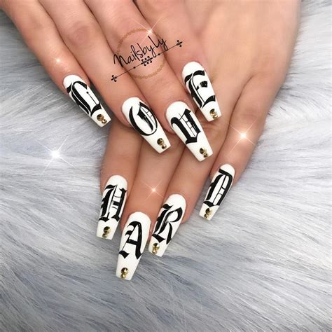 Imagen con el paso a paso para hacer unas uñas negras con detalle en dorado muy lindo. Uñas Acrilicas Negras Uñas De Gel Uñas Con Letras Goticas ...