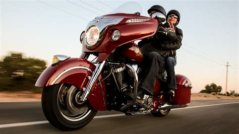 Mnc confronte ces deux big twins refroidis par air dans un duel entre la road glide special et la chieftain dark horse. Motorrad Vergleich Harley-Davidson Street Glide FLHX 2014 ...