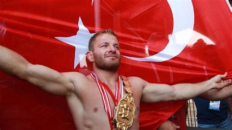 İsmail balaban ve ikiz kardeşi turan balaban, hafta sonları elma bahçelerinde hamallık yaptılar, kazandıkları parayla eğitimlerini sürdürdüler. Ismail Balaban crowned Turkey's oil wrestling champion