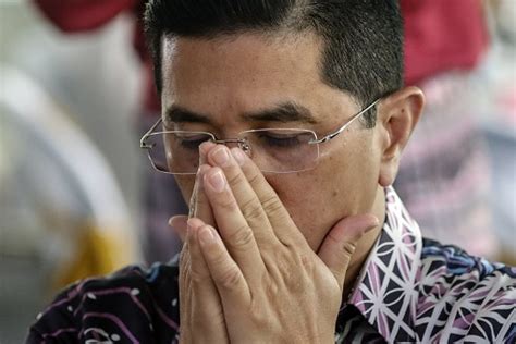 Penasihat azmin ali keluar marah pendemo. Muhyiddin Readies To Rejoin UMNO, Zahid Fantasizes To ...