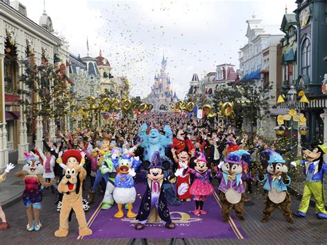 Последние твиты от disneyland resort (@disneyland). Disneyland Paris: il flashmob dei cast member del 12 ...