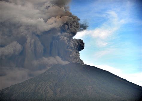 Thousands of travelers are stranded on the indonesian resort island of bali after a volcanic eruption forced authorities to shut down its main international airport in the early hours of friday. Red aviation alert raised for Bali volcano eruption, Asia ...