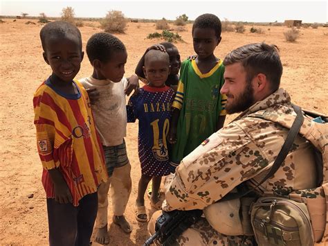 Beim bundeswehreinsatz in mali hat es einen anschlag auf deutsche soldaten gegeben. Deutsche Soldaten in Mali: Auf Wache mit der Kamelspinne ...