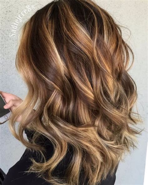 The root color is black with warm caramel highlights. 50 Ideas for Light Brown Hair with Highlights and Lowlights - Cheveux | wohnwandwohnzimmer