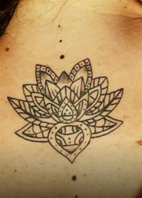 El tatuaje del pez koi es un tatuaje con un significado que va más allá de una finalidad estética. Tattoo flor de loto | Flower tattoo, Lotus flower tattoo, Tattoos