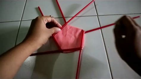 Berisi informasi lengkap cara membuat bunga dari kertas mulai karton, kado, origami, karton, kardus, hias, lipat, koran bentuk tulip, mawar, sakura kali ini kita akan membahas tentang cara membuat bunga dengan bahan kertas dan juga sedotan. CARA MEMBUAT KERANJANG DARI SEDOTAN - YouTube