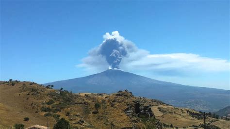 Durante le eruzioni sull'etna organizziamo tour per ammirare le colate laviche attive e bocche escursione notturna durante un'eruzione è lo spettacolo più bello a cui si può assistere sull'etna. eruzione etna da Cesaro' - YouTube