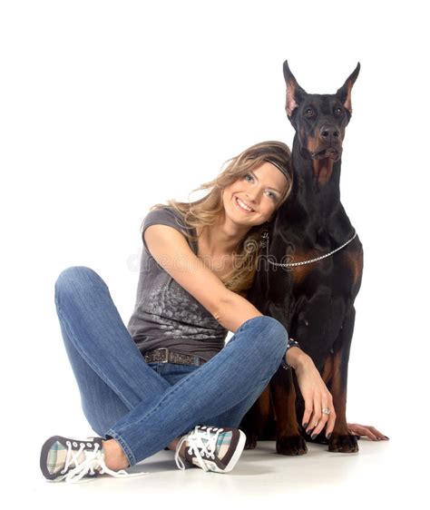 Hunde kaufen & verkaufen auf quoka.de in unserem großen daher bietet sich ein dobermann auch als perfekter familienhund an. Junge Frau Mit Schwarzem Dobermann Hund Stockbild - Bild ...