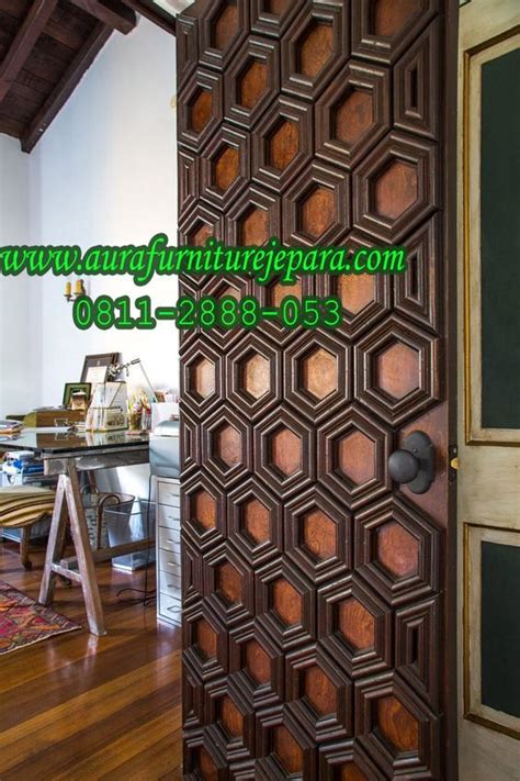 Pintu kusen rumah modern ini di buat oleh pengrajin jepara yang bekerja di furniture kayu jati, pengrajin tersebut sudah sangat ahli dalam membuat produk pintu ini, jika anda berminat untuk membeli produk ini anda bisa menghubungi pihak dari toko furniture kayu. Pintu Rumah Modern Kayu Jati 3 Dimensi Tebaru - Aura ...