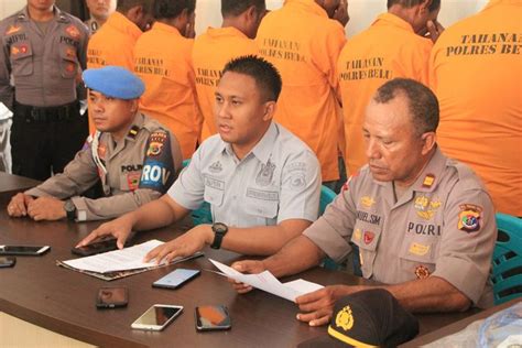 Sarung wanita yang diikat bersusun dua pada pinggul dan sedada. Baju Tradisional Belu Ntt / KAINRATU Tenun Fashion : Rumah ...