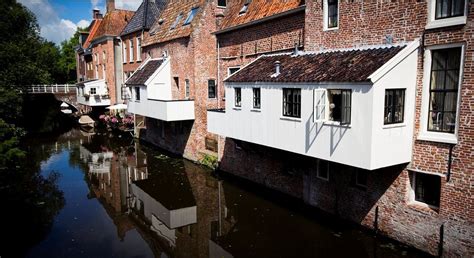 Op de brug bij het gouden pand kun je ze goed bekijken. Hanging kitchens Appingedam Netherlands (hangende keukens ...