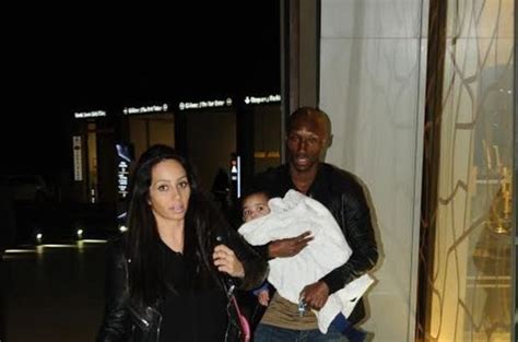 Beşiktaş'ın geçmiş dönemlerdeki en istikrarlı oyuncusu olan kanadalı futbolcu atiba hutchinson, spor toto süper lig'in. Atiba Hutchinson ve ailesi alışverişte