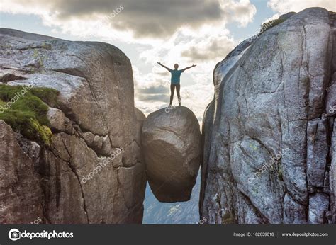 This is kjeragbolten, a popular place to hike to. Frau auf kjeragbolten Reise in Norwegen — Stockfoto ...