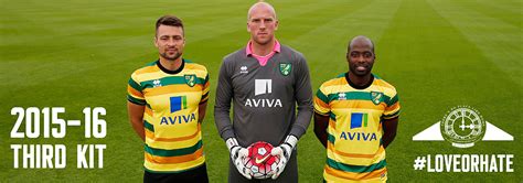 La camiseta es de color amarillo y tiene detalles en verde y blanco. Norwich City FC Erreà 15/16 Third Kit - Todo Sobre Camisetas