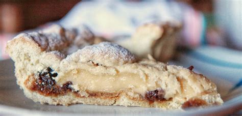 Torta pasticciotto e pasticciotto differiscono solo per le dimensioni, infatti, il pasticciotto è una mono porzione di forma ovale. La ricetta della Torta pasticciotto Crema e Amarena
