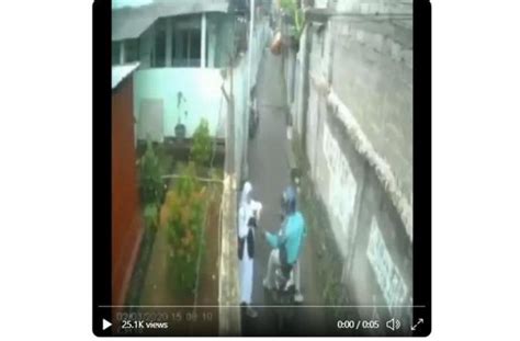 Praya bermain layang layang bersama teman teman. Diduga Lakukan Pelecehan Seksual, Pria Berjaket Ojol Ini ...