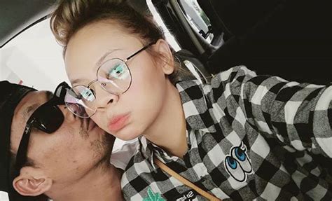 Tidak wajar seorang isteri atau suami tinggalkan rumah tangga bila ada konflik atau masalah. "Bukan Nak Tutup Masalah Rumah Tangga"