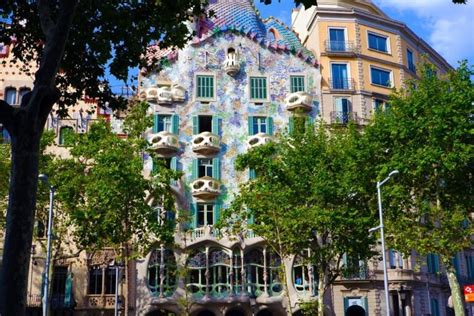 The 50/30/20 rule says to save 20% of your income. How Much Does it Cost to go to Barcelona? - Money We Have