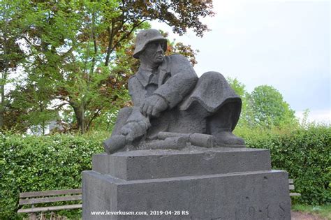 10 sowie der fachoberschulreife an. Leverkusen, Bild: Kriegerdenkmal Rheindorf