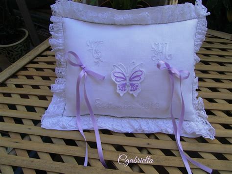 Cuscini portafedi particolari vendita online nuova collezionesposatelier from www.sposatelier.com. cuscino portafedi | Hochzeit, Stickerei, Kissen