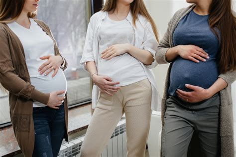 Già costantemente sotto l'obbiettivo del paparazzo, chiara naturalmente è ancora più seguita dai fotografi che l'hanno sorpresa mentre passeggia per milano: Un gruppo di giovani ragazze incinte comunica nella classe ...