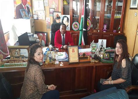 Pistolérot c'est de la bouse de vache plus sa. Two Eritrean ladies visit Senator Sonko, this is why