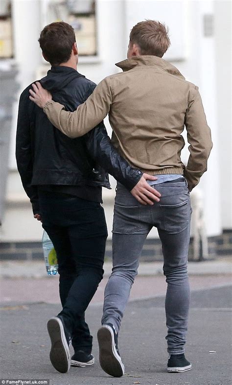 Dustin lance black, né le 10 juin 1974 à sacramento en californie, est un scénariste, réalisateur et producteur américain. Tom Daley gets hands-on with fiancé Dustin Lance Black ...