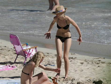 Know kirsten dunst bio, career, debut, partner, children, age, height, awards, favorite things, body measurements, dating history, net worth, car collection. Kirsten Dunst sunbathing in sexy black bikini on beach ...