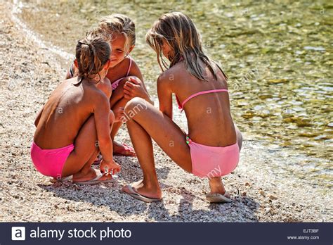 Wrangelinsel — (früher auch als wrangelland irrtümlich bezeichnet). Drei kleine Mädchen spielen am Strand in Lefkada ...