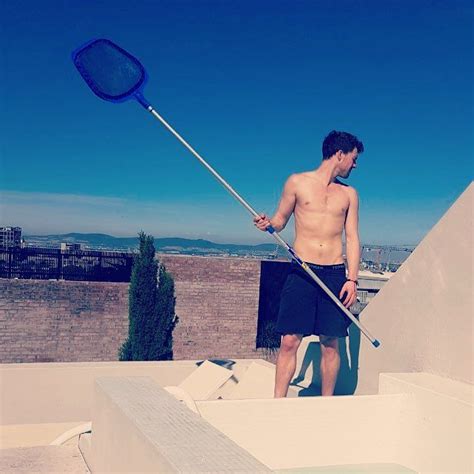 Poolboy00 is a reality show. „Rooftop-Poolboy" der nicht ganz so wertvolle Superhelden ...