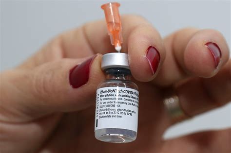 Jun 09, 2021 · biontech'in steril şartlarda hazırlanmış cam muhafazalı ilaç biçimi olan flakon biçiminde geldiğini anlatan bacak, flakonlar bize 6 kişilik aşıyı içerecek şekilde geliyor, biz. BioNTech aşısının birinci dozu uygulanmaya başlandı ...
