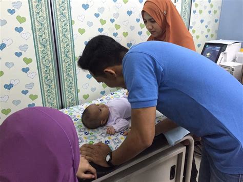 Sekejap je khitan bayi perempuan ni. sarafiz : Bayi Perempuan sunat: perlu ke?