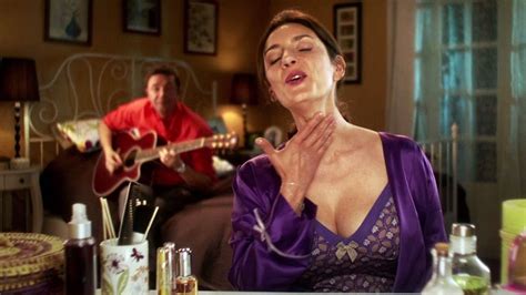 Valerie karsenti la très jolie brune de la série scènes de ménages dans une vidéo où elle est en petite nuisette dans un lit avec un mec, elle a des seins vraiment énormes et ses tétons pointent !!! Épinglé sur Birdys_Pigeons