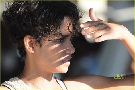 Het grote probleem is echter dat de film naar een spetterende finale neigt, maar net op dat vlak serieus tekortschiet. Halle Berry: Cape Town with Olivier Martinez!: Photo ...