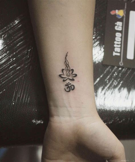 Hình xăm thiên thần ở lưng cho nam giới. Hình xăm họa tiết hoa nhỏ ở cổ tay cho nữ. - Tattoo Gà