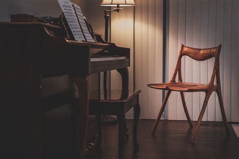 Looking for a studio chair that's comfortable and affordable? Maloof musicians chair